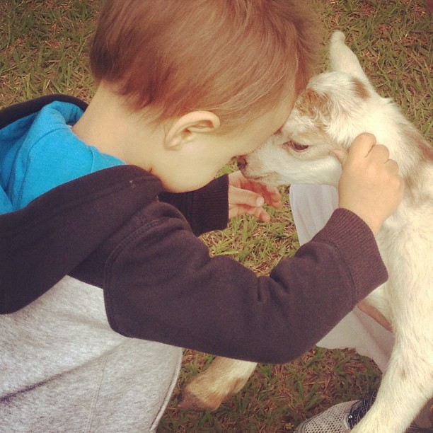 Eliana passeia com o filho em um belo jardim