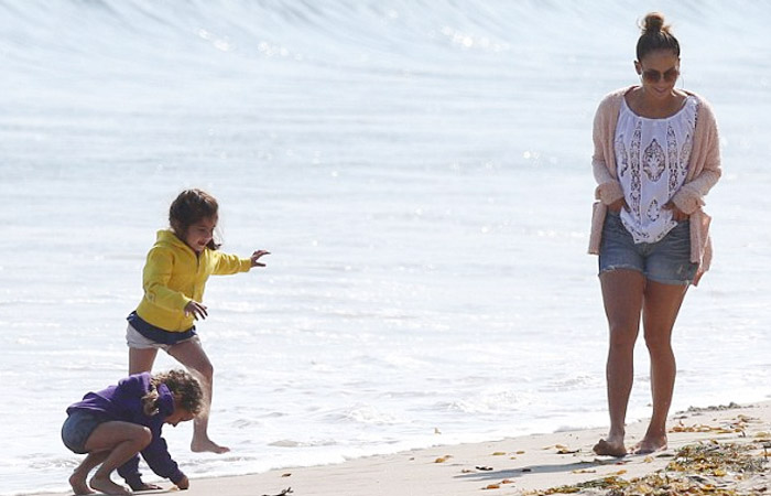 Jennifer Lopez e o namorado levam os gêmeos à praia