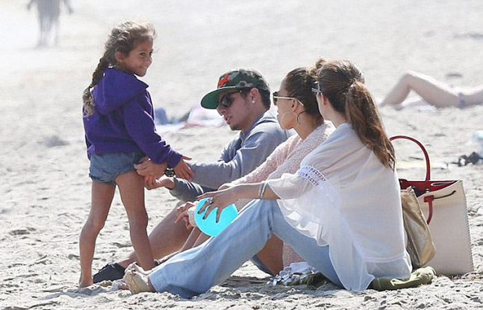 Jennifer Lopez e o namorado levam os gêmeos à praia