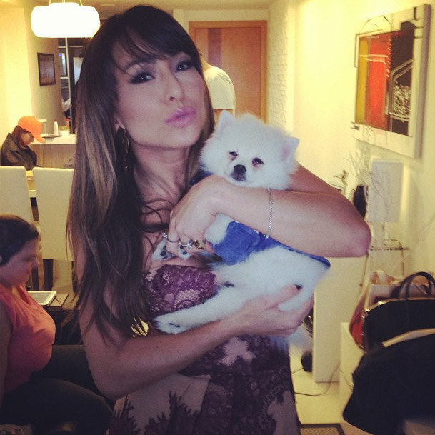 Sabrina Sato posa com cachorrinho de Nicole Bahls