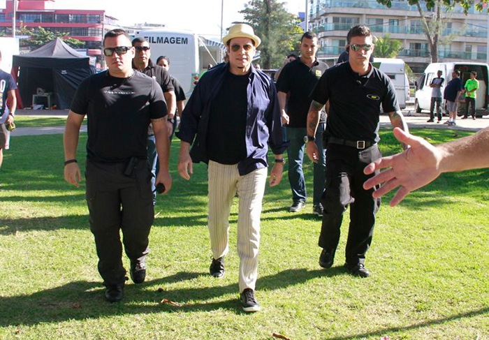 De chapeuzinho, John Travolta grava comercial de cachaça no Rio