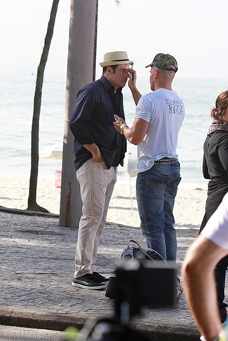 Maquiador prepara John Travolta para gravação de comercial de cachaça no Rio