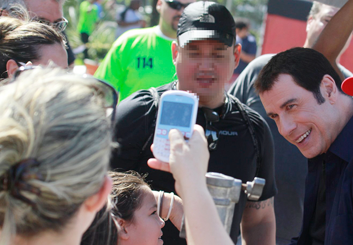  John Travolta tira foto com fãs