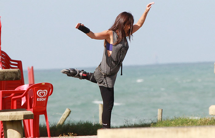 Daniele Suzuki mostra suas habilidades em cima dos patins