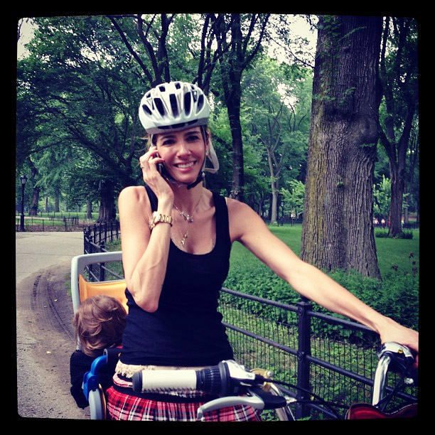 Luciana Gimenez curte passeio de bike no Central Park