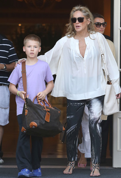 Após semana de moda, Sharon Stone e o filho deixam Paris