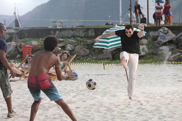  John Travolta bate bola em praia carioca