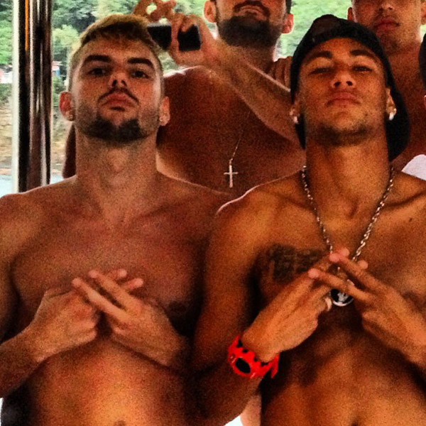 Neymar publica foto sem camisa