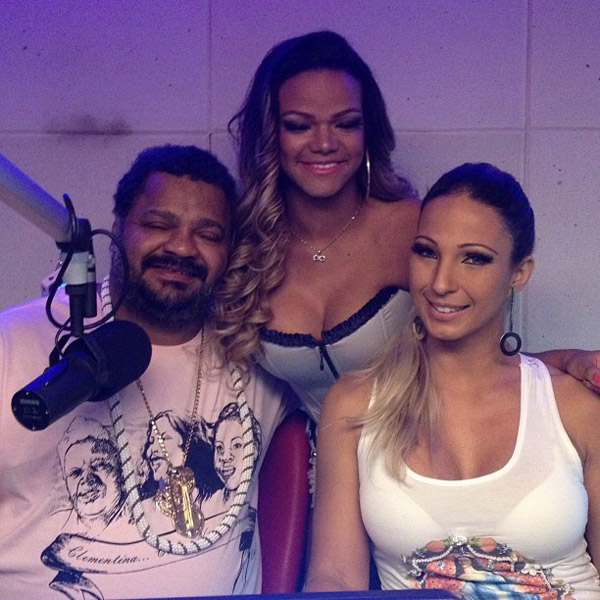 Valesca Popozuda e irmã gravam com Arlindo Cruz na rádio O Dia