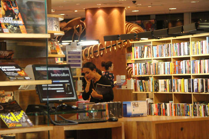 Gabriela Duarte compra livros em loja no Leblon