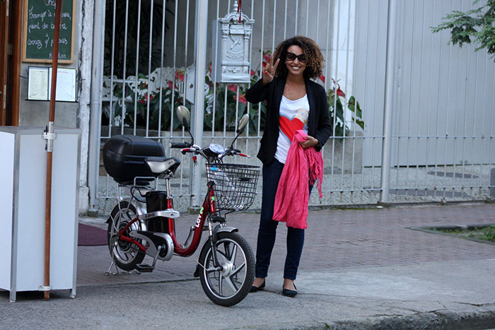  Sheron Menezzes passeia com bicicleta elétrica pelo Rio