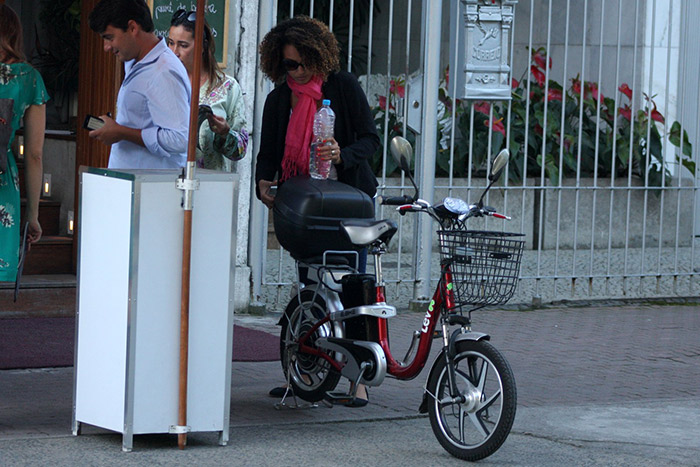  Sheron Menezzes passeia com bicicleta elétrica pelo Rio