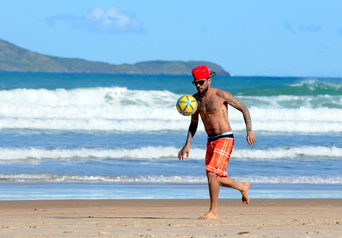 Dani Alves jogando futebol com a garotada