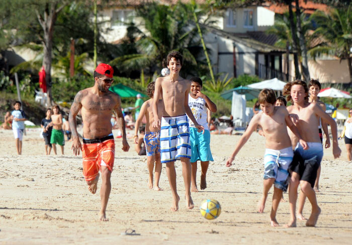Dani Alves jogando futebol com a garotada