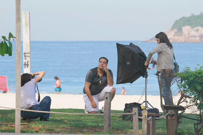 Tiago Abravanel participa de sessão de fotos sob sol forte no RJ