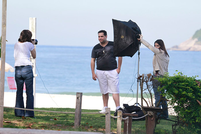 Tiago Abravanel participa de sessão de fotos sob sol forte no RJ