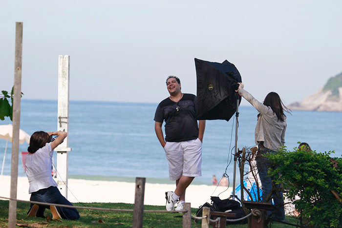 Tiago Abravanel participa de sessão de fotos sob sol forte no RJ