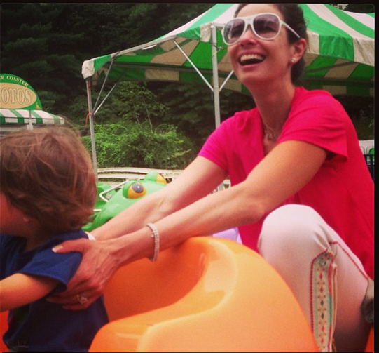 Luciana Gimenez se diverte com o filho no Central Park