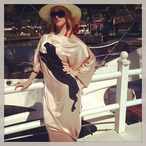 Val Marchiori adota look glamoroso para passear de barco em Angra dos Reis