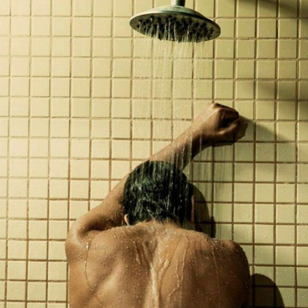Caio Castro tira foto no chuveiro