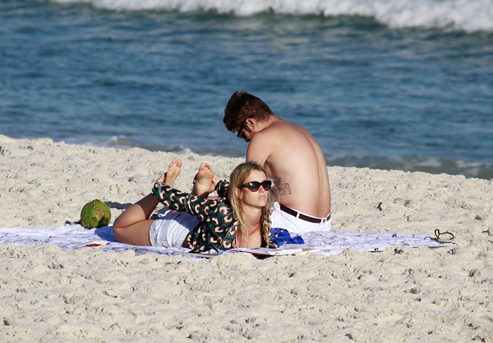 Juliana Didone fica em clima de romance com o namorado na praia