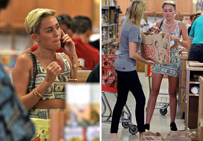 Miley Cyrus faz compras de barriga de fora e roupa com estampa de notas de dólar