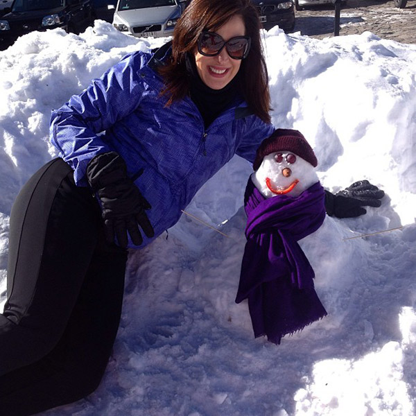 Cláudia Raia se diverte com boneco de neve feito por ela e Sophia