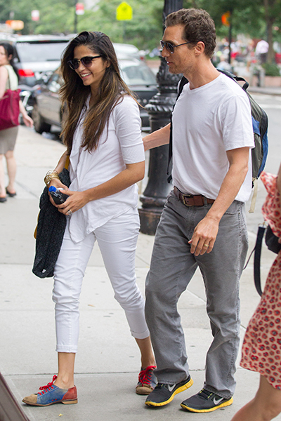 Matthew McConaughey faz Camila Alves rir enquanto enfrentam paparazzi em Nova York