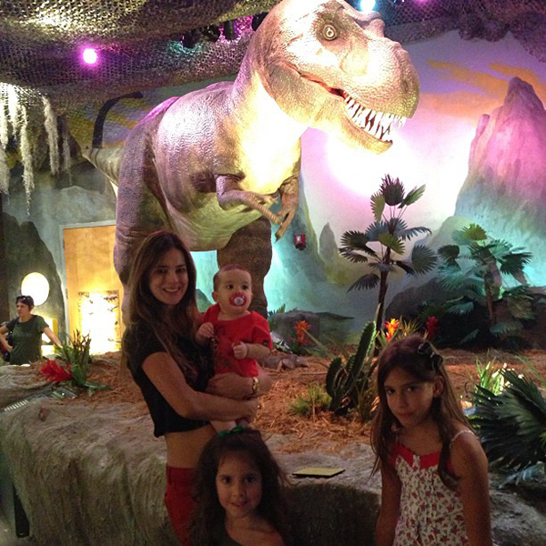 Rodrigo Faro mostra a mulher e as filhas se divertindo com dinossauro em Miami