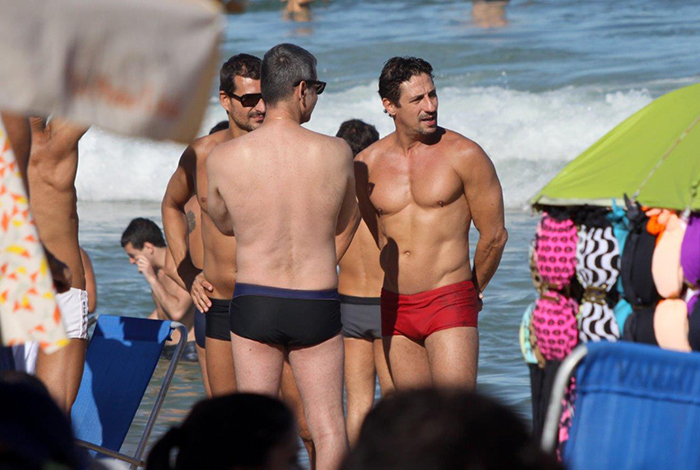 De sunga vermelha, Tuca Andrada curte praia carioca