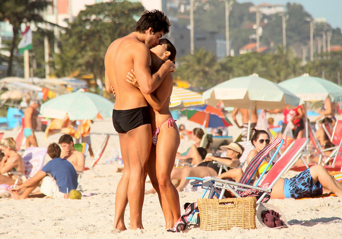Pérola Faria fica cheia de chamego com o namorado em praia do Rio