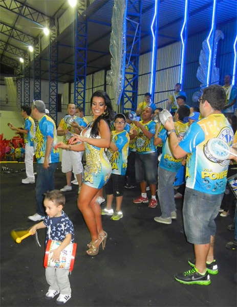 Com micro vestido, Cinthia Santos arranca suspiros em ensaio de escola