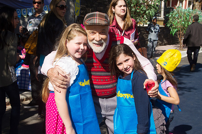 Fernando Bernini com as meninas de Chiquititas