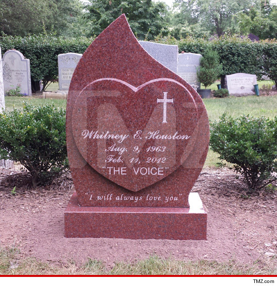 Túmulo de Whitney Houston ganha uma lápide em forma de coração