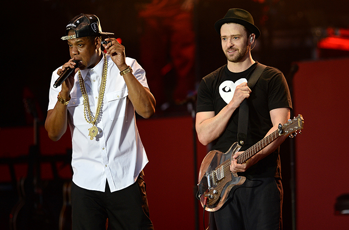 Rihanna sobe no palco de surpresa para cantar com Jay-Z e Justin Timberlake, em Londres