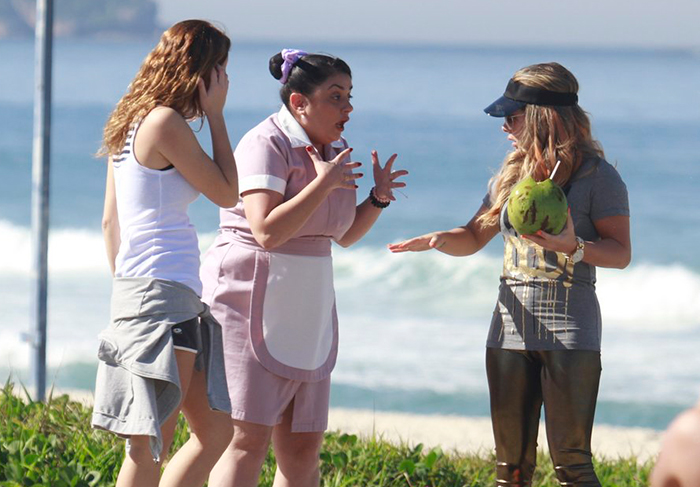 Fernanda Souza e Bianca Salgueiro gravam Malhação na praia