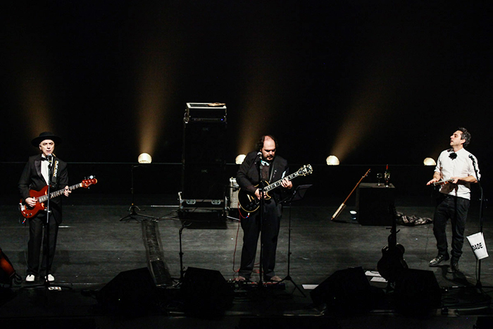 Alexandre Nero ataca de cantor e faz show