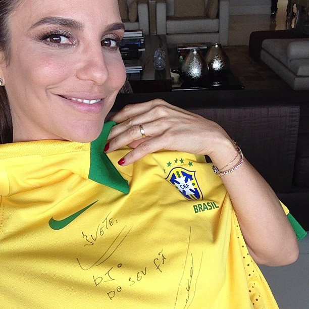 Ivete Sangalo ganha camiseta da seleção de Fred e agradece pelo Instagram