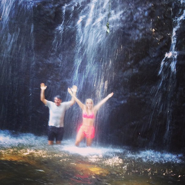 Val Marchiori se refresca em cachoeira após fazer trilha com o irmão