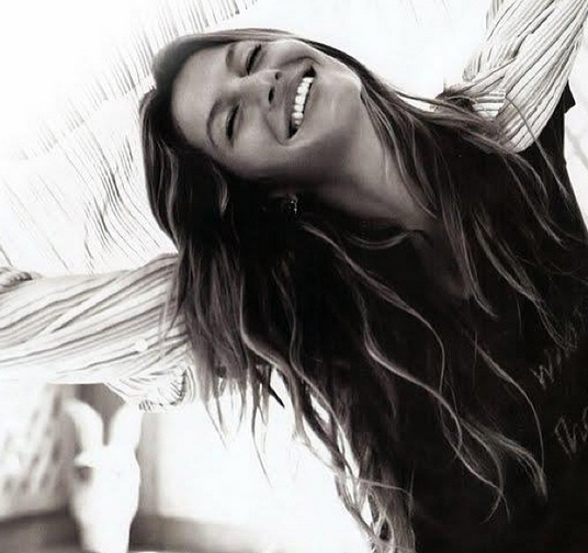 Gisele Bündchen posta foto com sorrisão e passa mensagem positiva