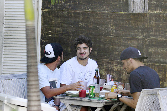Caio Castro almoça com amigos em restaurante na Barra