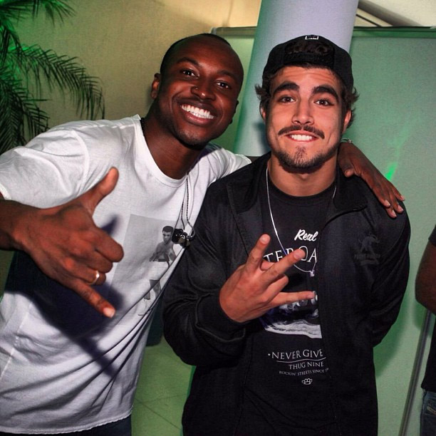  Thiaguinho posta foto com Caio Castro nos bastidores de show