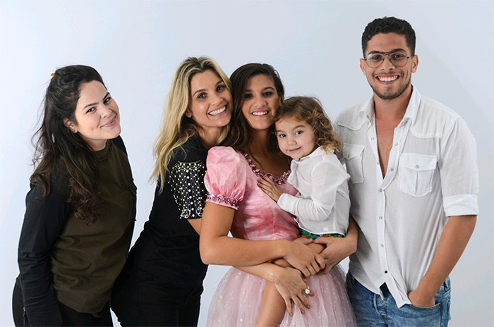 Flávia Alessandra ajuda a filha em trabalho teatral