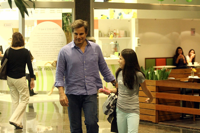 Edson Celulari passeia com Sophia, em shopping