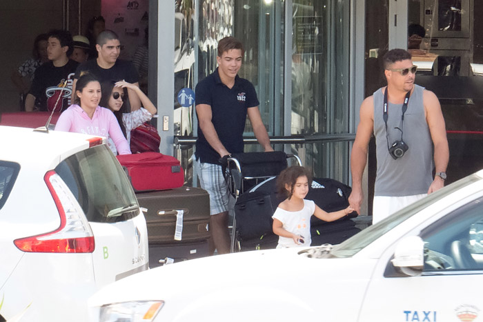 Ronaldo recebe os quatro filhos no aeroporto de Ibiza