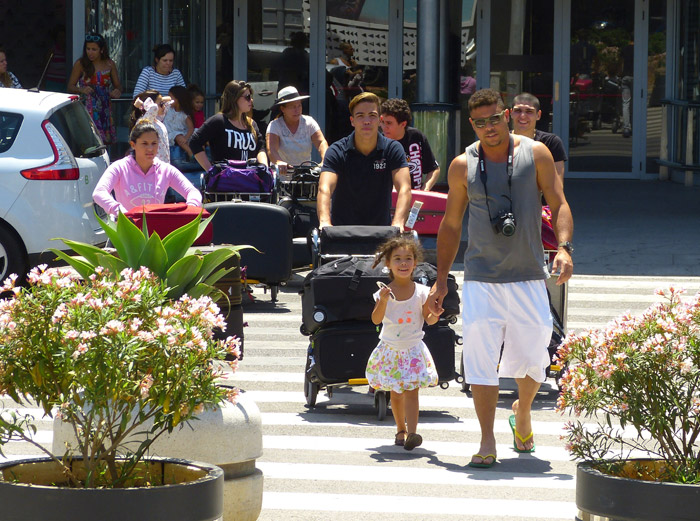 Ronaldo recebe os quatro filhos no aeroporto de Ibiza