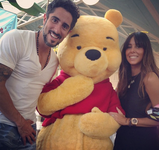Marcos Mion e a mulher se encantam com Ursinho Pooh na Disney