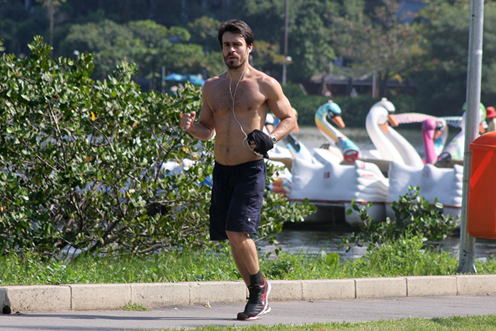 Erom Cordeiro mostra o ótimo físico em corrida na praia