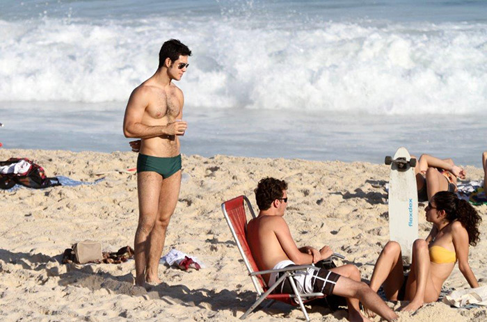 Emiliano D’avila se refresca na praia de Ipanema