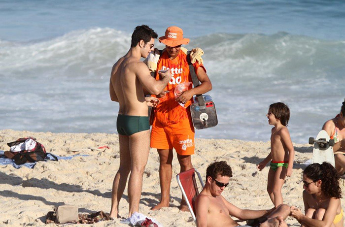 Emiliano D’avila se refresca na praia de Ipanema